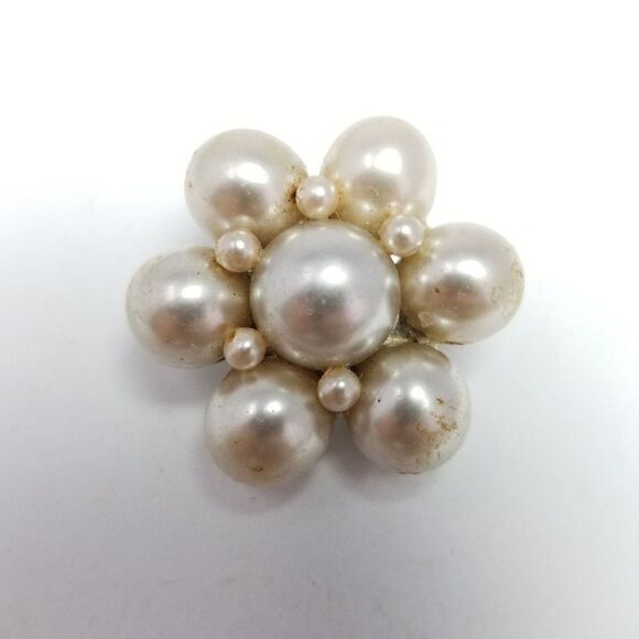 Vintage Faux Pearl Flowe Brooch, Retro Cluster Design, Estate Lapel Pin - Picture 2 of 6